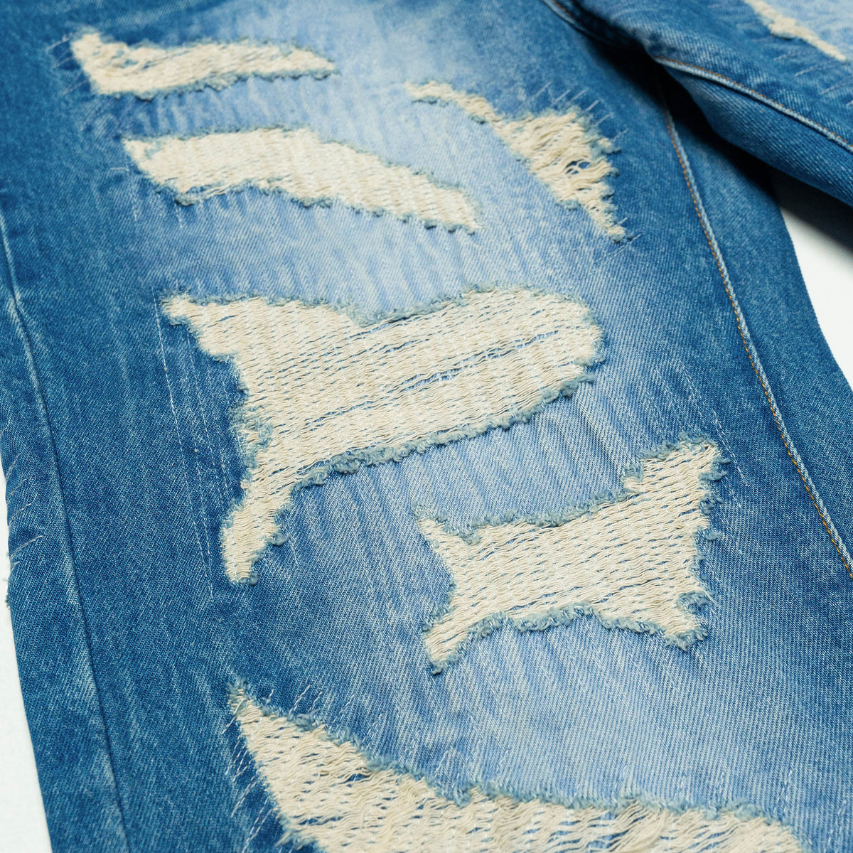 DISTRESSED CAPRI JORTS
