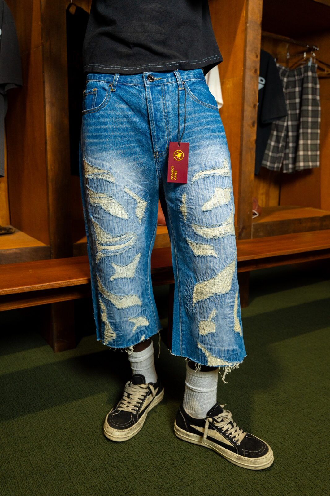 DISTRESSED CAPRI JORTS