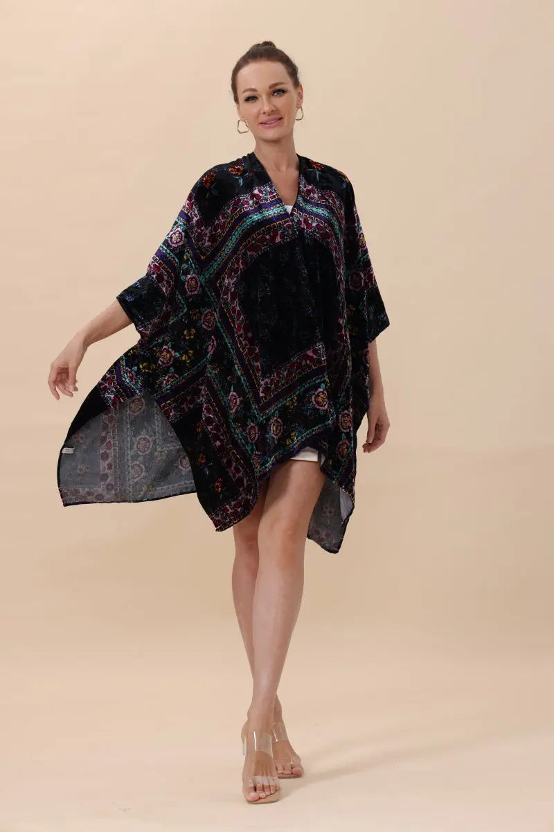 Floral-Stripe Velvet Kimono – Luxe Textures & Modern Tradition🌿✨