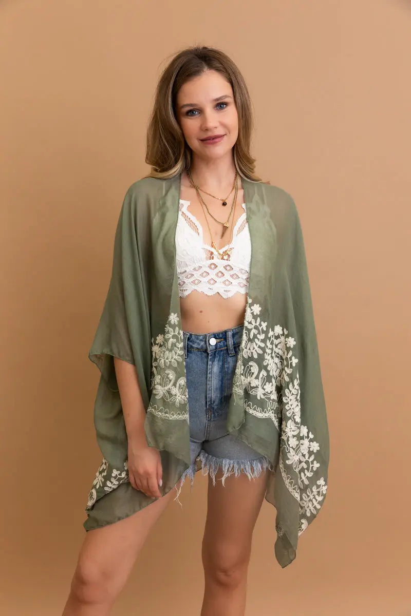 Enchanted Bloom Kimono – Floral Elegance in Every Detail