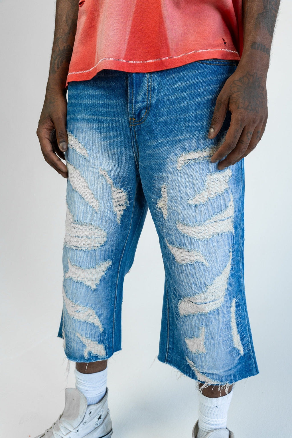 DISTRESSED CAPRI JORTS