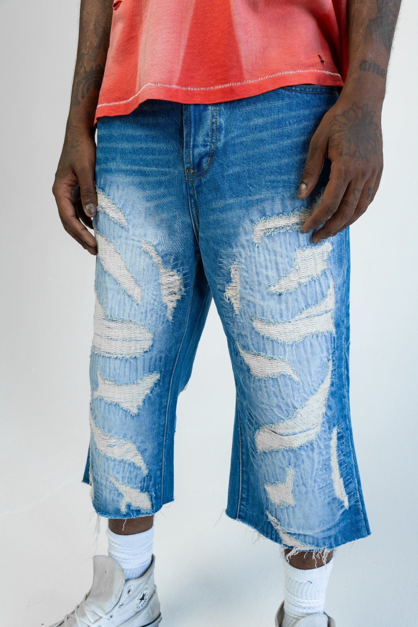 DISTRESSED CAPRI JORTS